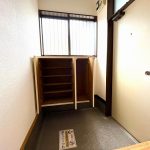 写真は内装済み別号室になります。(玄関)